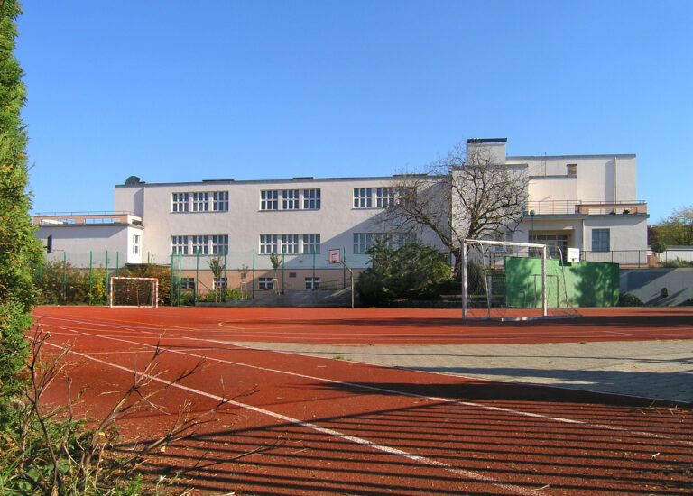School Jizni Prague Sporilov